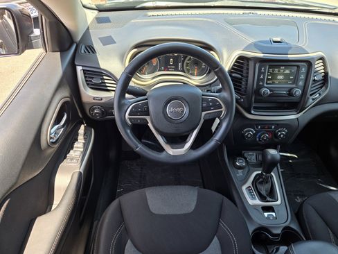 Used 2018 Jeep Cherokee Latitude w/ Altitude Package AWD/4WD image 12