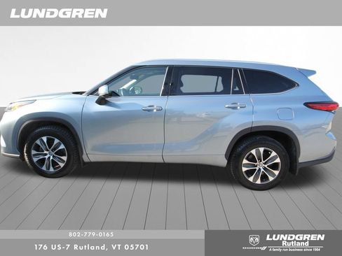 Used 2021 Toyota Highlander XLE AWD/4WD image 9