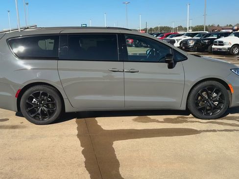 Used 2025 Chrysler Pacifica Limited image 2