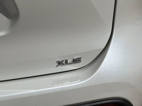 Used 2021 Toyota Highlander XLE AWD/4WD image 33