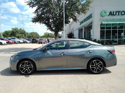 Used 2025 Nissan Sentra SR w/ SR Premium Package FWD image 10
