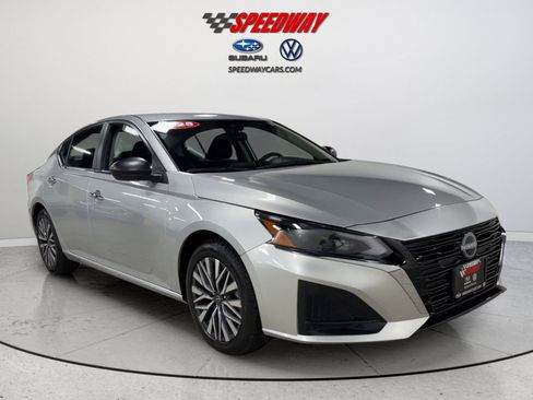 Used 2025 Nissan Altima 2.5 SV FWD image 2