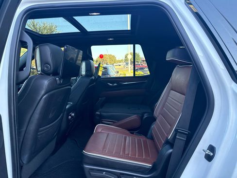 Used 2023 GMC Yukon Denali Ultimate AWD/4WD image 5