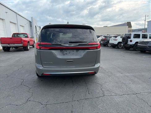 Used 2021 Chrysler Pacifica Touring-L image 6
