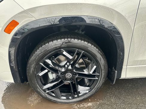 New 2026 Volkswagen Tiguan SE R-Line image 2