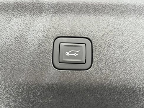 Used 2025 GMC Yukon Denali AWD/4WD image 9