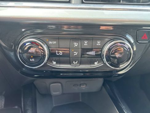 Used 2025 Chevrolet Trax LT w/ LT Convenience Package FWD image 18