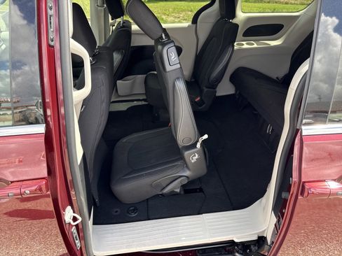 Used 2023 Chrysler Voyager LX FWD image 14