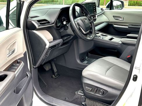 Used 2024 Toyota Sienna XLE FWD image 8