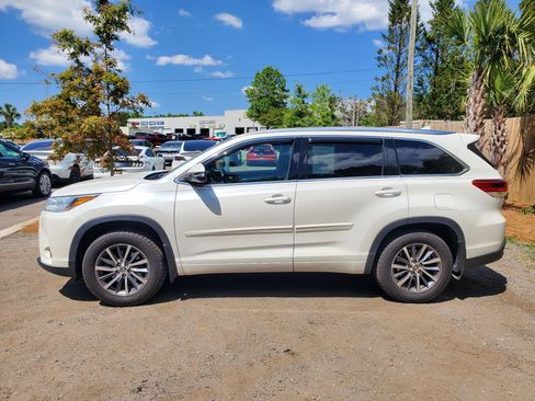 Used 2017 Toyota Highlander XLE AWD/4WD image 3