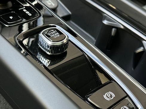 Certified 2025 Volvo XC60 B5 Core w/ Protection Package Premier image 25