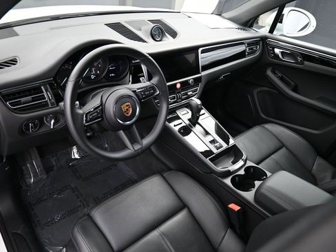 Used 2025 Porsche Macan image 4