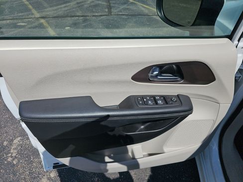 Used 2023 Chrysler Voyager LX FWD image 18