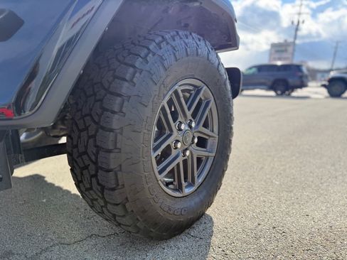 Certified 2025 Jeep Gladiator Sport AWD/4WD image 22