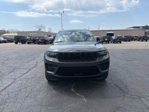 Used 2023 Jeep Grand Cherokee Altitude AWD/4WD image 3