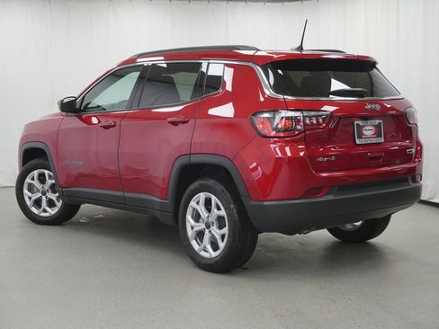 Used 2025 Jeep Compass Latitude AWD/4WD image 15