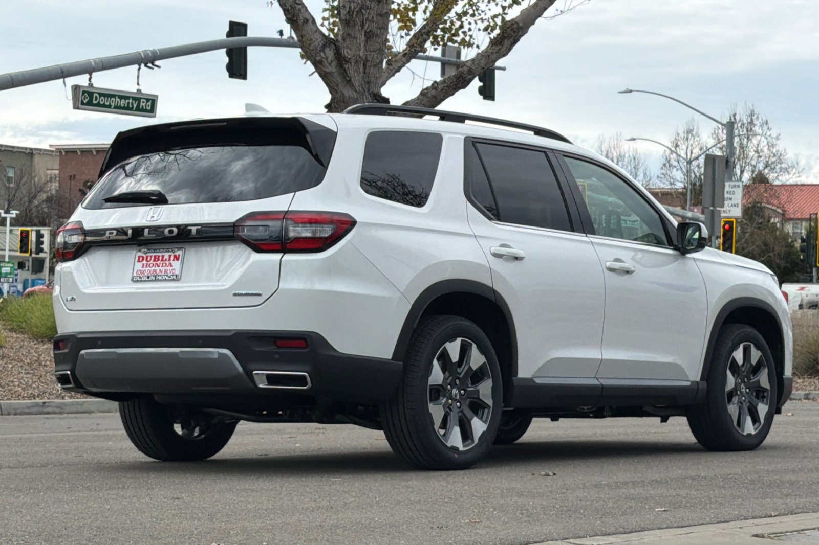 New 2026 Honda Pilot Touring image 4
