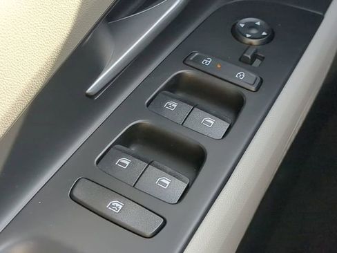 Used 2025 Hyundai Elantra Limited FWD image 23