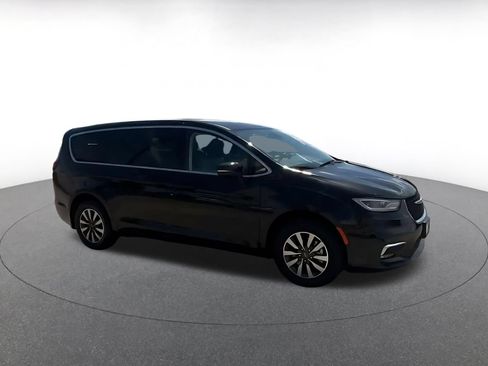 Used 2023 Chrysler Pacifica Touring-L FWD image 2