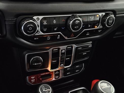 Used 2025 Jeep Gladiator Rubicon w/ Convenience Group AWD/4WD image 17