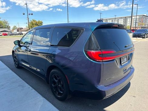 Used 2022 Chrysler Pacifica Touring-L w/ Uconnect Theater Family Group FWD image 4