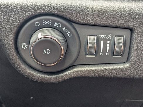 Used 2025 Chrysler Pacifica Select image 28