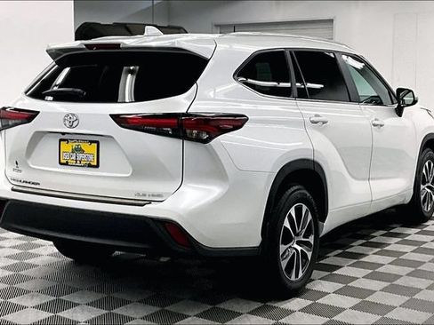 Used 2024 Toyota Highlander XLE AWD/4WD image 13