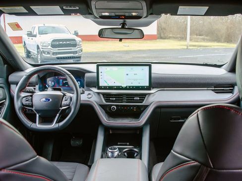 Used 2025 Ford Explorer ST-Line w/ ST-Line Street Pack AWD/4WD image 35