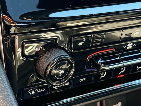 New 2025 Jeep Grand Cherokee Altitude image 17