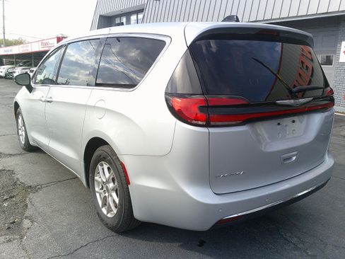 Used 2024 Chrysler Pacifica Touring-L FWD image 3