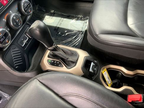 Used 2017 Jeep Renegade Limited image 16