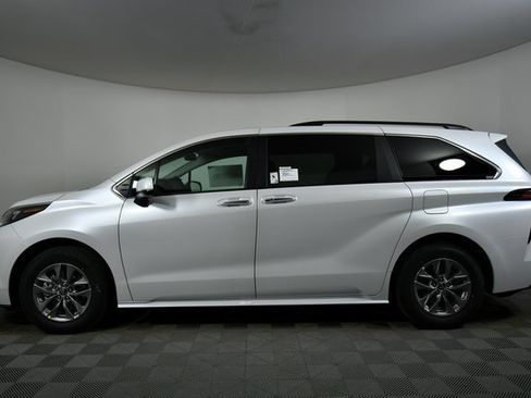 New 2026 Toyota Sienna XLE image 16