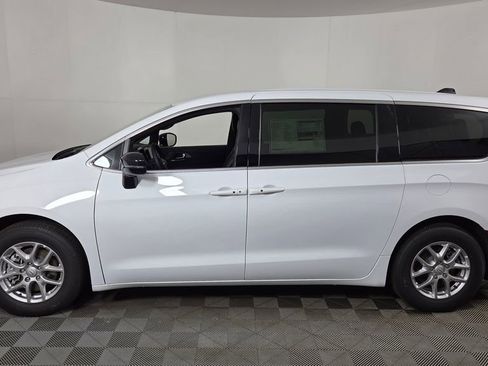 New 2026 Chrysler Pacifica Select image 4