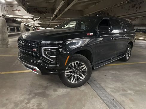 Used 2025 Chevrolet Suburban Z71 image 3