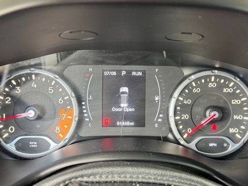 Used 2018 Jeep Renegade Latitude AWD/4WD image 12