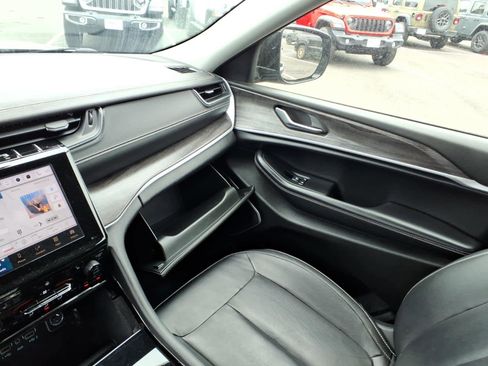 Used 2022 Jeep Grand Cherokee L Limited AWD/4WD image 23
