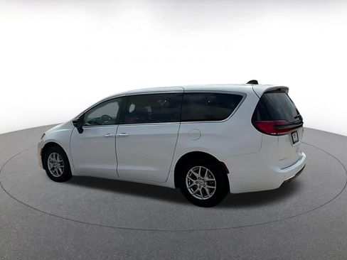 Used 2024 Chrysler Pacifica Touring-L image 10