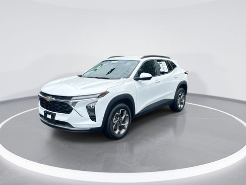 Used 2025 Chevrolet Trax LT w/ LT Convenience Package FWD image 5
