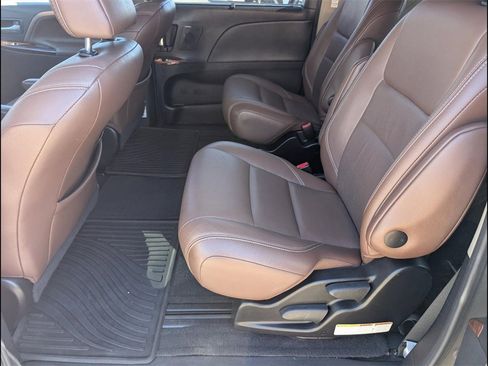 Used 2017 Toyota Sienna Limited Premium image 8