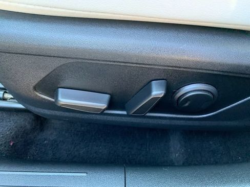 Used 2023 Hyundai Elantra Limited w/ Preferred Accessory Package FWD image 22