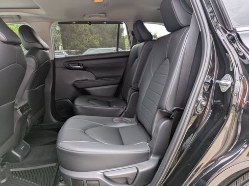 Used 2023 Toyota Highlander XLE image 15