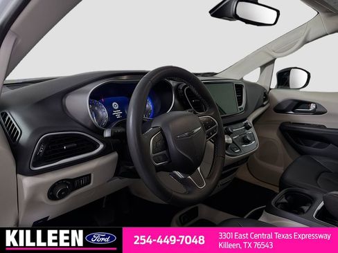 Used 2024 Chrysler Pacifica Touring-L image 10