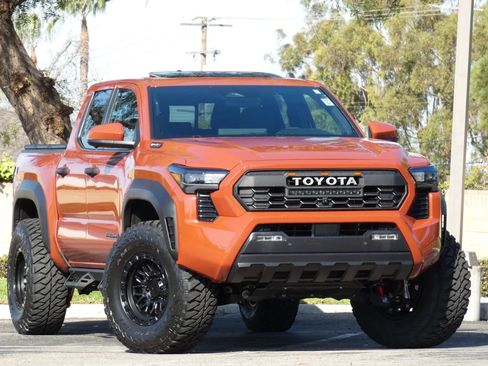 Used 2025 Toyota Tacoma TRD Off-Road w/ TRD Off Road Premium Package image 3