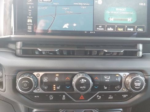 Used 2024 Jeep Wrangler Unlimited Sahara w/ Technology Group AWD/4WD image 17