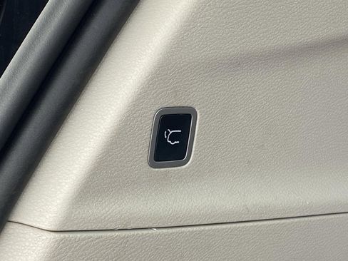 Used 2022 Chrysler Voyager LX image 15