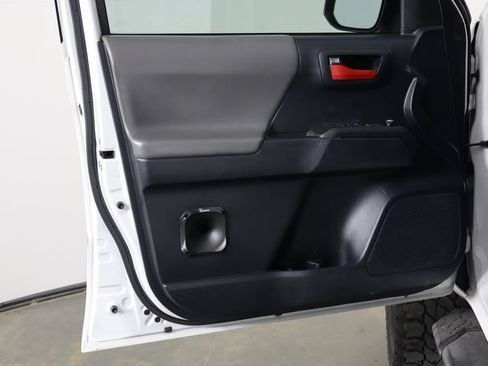 Used 2017 Toyota Tacoma SR w/ SR Convenience Package RWD image 13