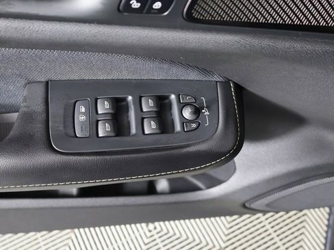 Used 2019 Volvo S60 T5 R-Design image 36