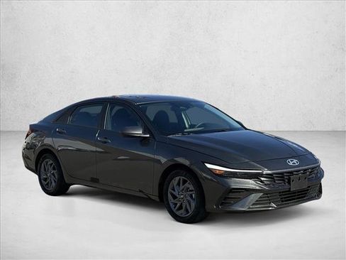 Certified 2024 Hyundai Elantra SEL FWD image 3