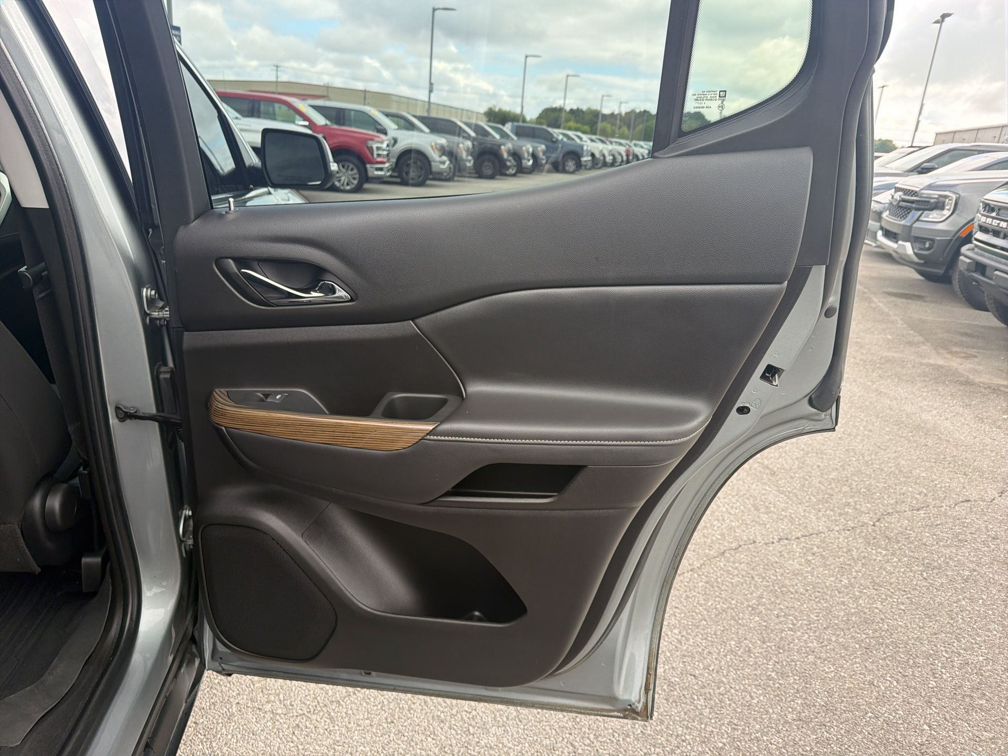 Used 2023 GMC Acadia SLE w/ Driver Convenience Package FWD image 22