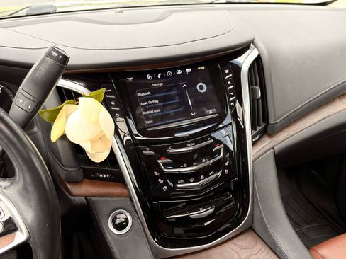 Used 2019 Cadillac Escalade Luxury AWD/4WD image 44